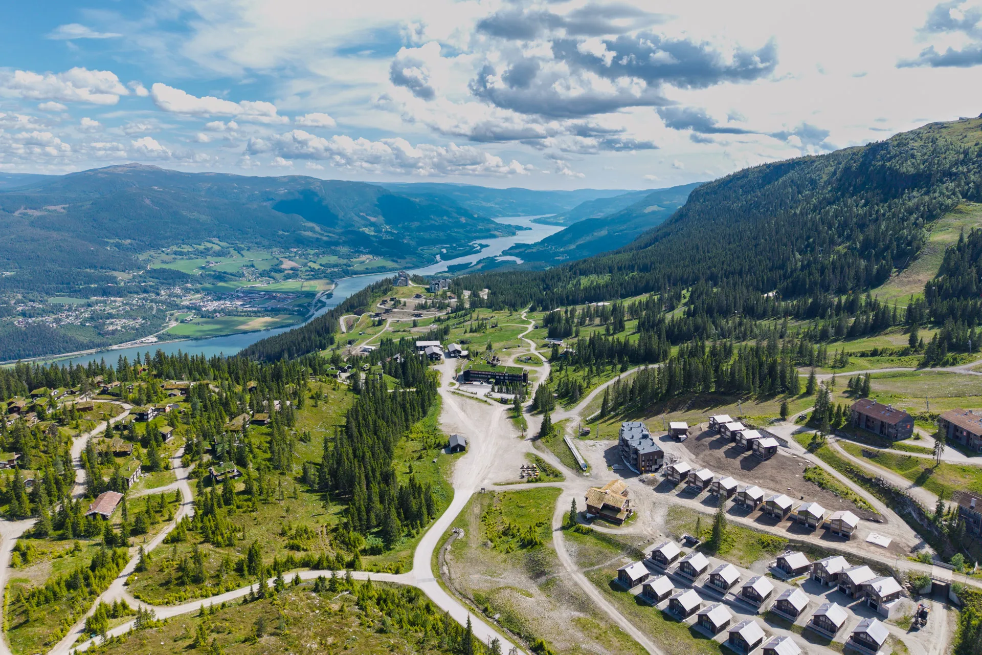 Dronebilde fra Kvitfjell, med utsikt over Gudbrandsdalen.