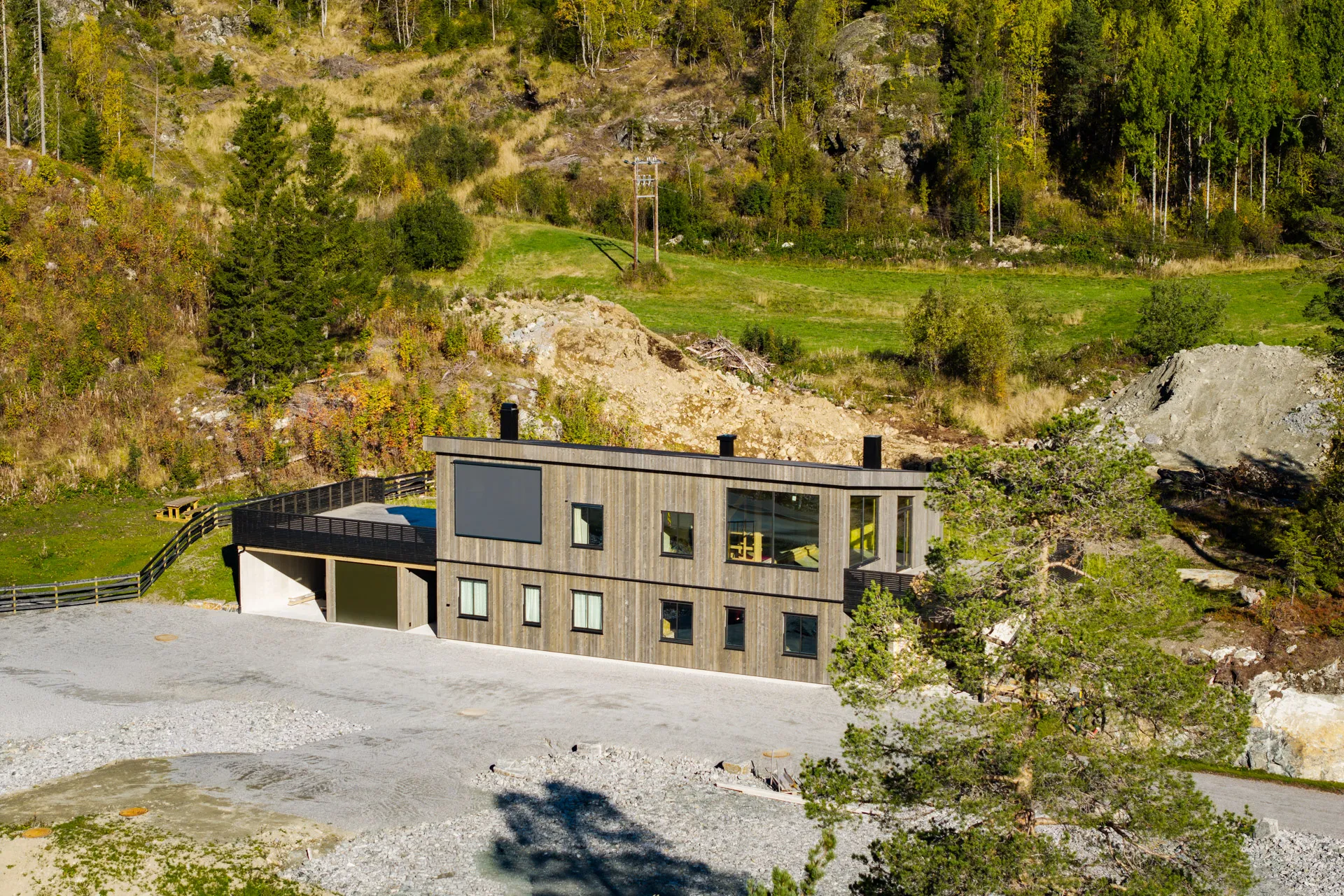 Dronebilde av et nybygd hus.